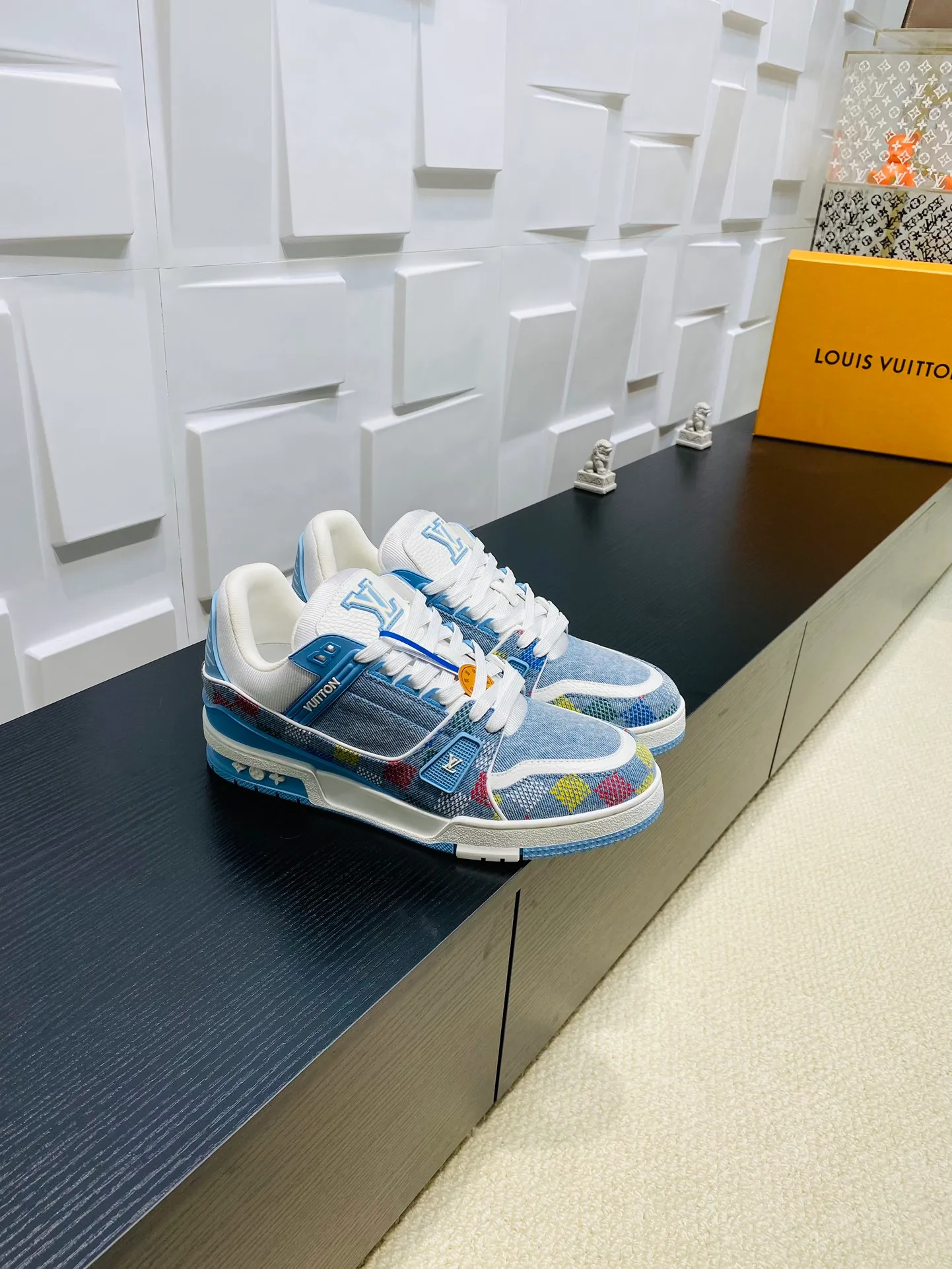 👟👟Ex-factory price 800👟👟 💰💰💰 Hot style 🆕🆕🆕𝙇𝙑 LV Louis Vuitton L House Donkey Brand Trainer Series Couple Style Casual Sports Shoes Skateboard Shoes Original Purchase Development Production Production This pair of LV Trainer sneakers are made of a blend of technical materials with waterproof properties. The meticulously crafted upper is notable for its many signature details, including Louis Vuitton and #54 in script, referencing the year 1854. Exquisite packaging at the delivery counter🛍📦 ▪️Fabrics: Original customized imported cowhide ▪️Inner lining: Original customized breathable mesh ▪️Outsole: Original open-molded non-slip TPU combination outsole ▪️Sole thickness: 3 cm ▪️Size: Women's 35-41 / Men's 38-46